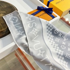 MONOGRAM SILHOUETTE 90双面丝巾 Monogram Silhouette 方巾为华美桑蚕丝融入 Mo MONOGRAM SILHOUETTE 90双面丝巾 Monogram Silhouette 方巾为华美桑蚕丝融入 Mo