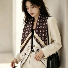 MONOGRAM SILHOUETTE 90双面丝巾 Monogram Silhouette 方巾为华美桑蚕丝融入 Mo MONOGRAM SILHOUETTE 90双面丝巾 Monogram Silhouette 方巾为华美桑蚕丝融入 Mo