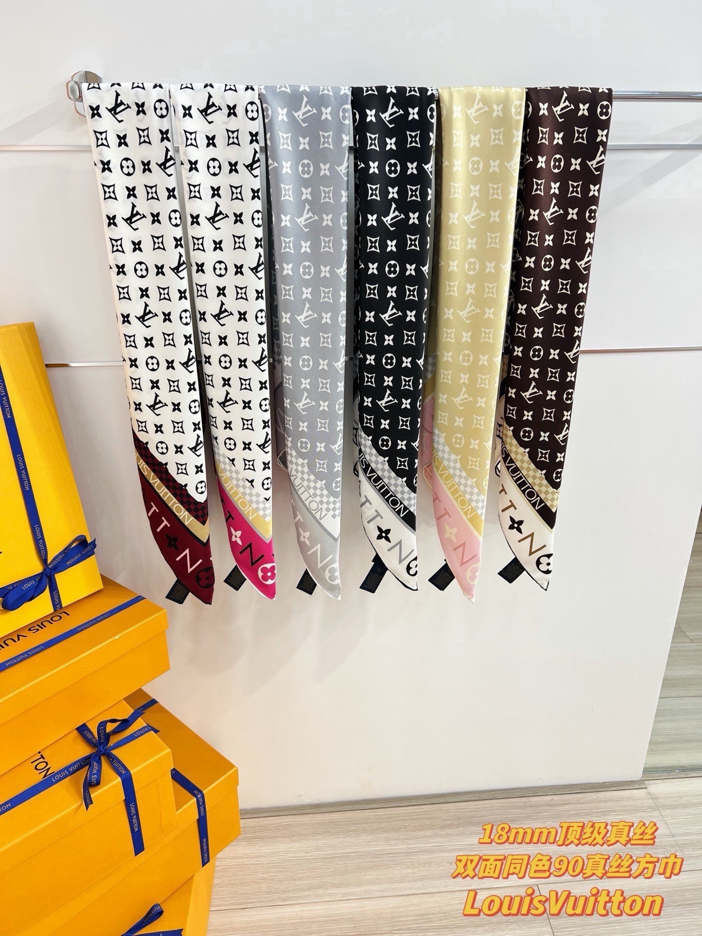 MONOGRAM SILHOUETTE 90双面丝巾 Monogram Silhouette 方巾为华美桑蚕丝融入 Mo