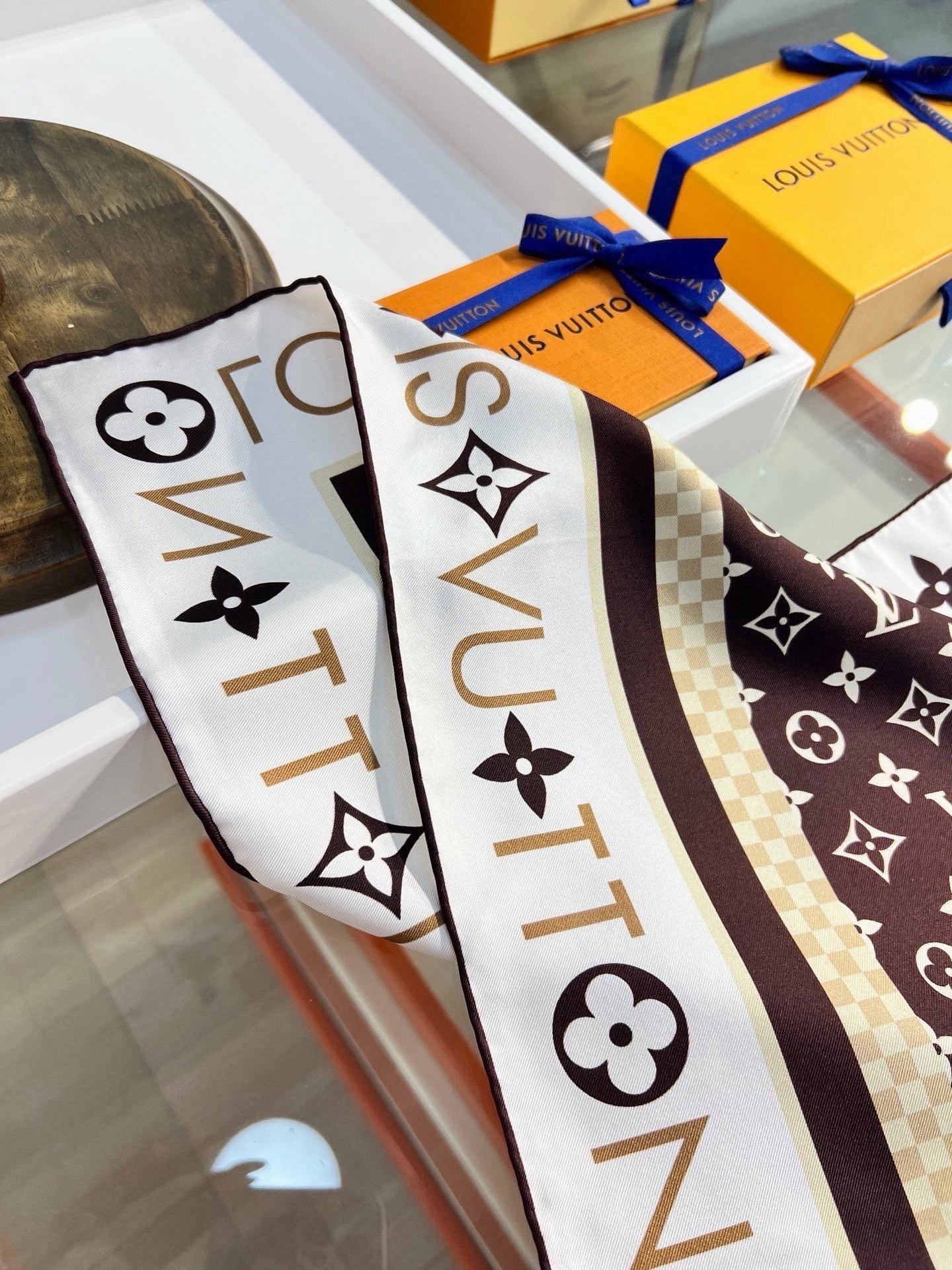 MONOGRAM SILHOUETTE 90双面丝巾 Monogram Silhouette 方巾为华美桑蚕丝融入 Mo