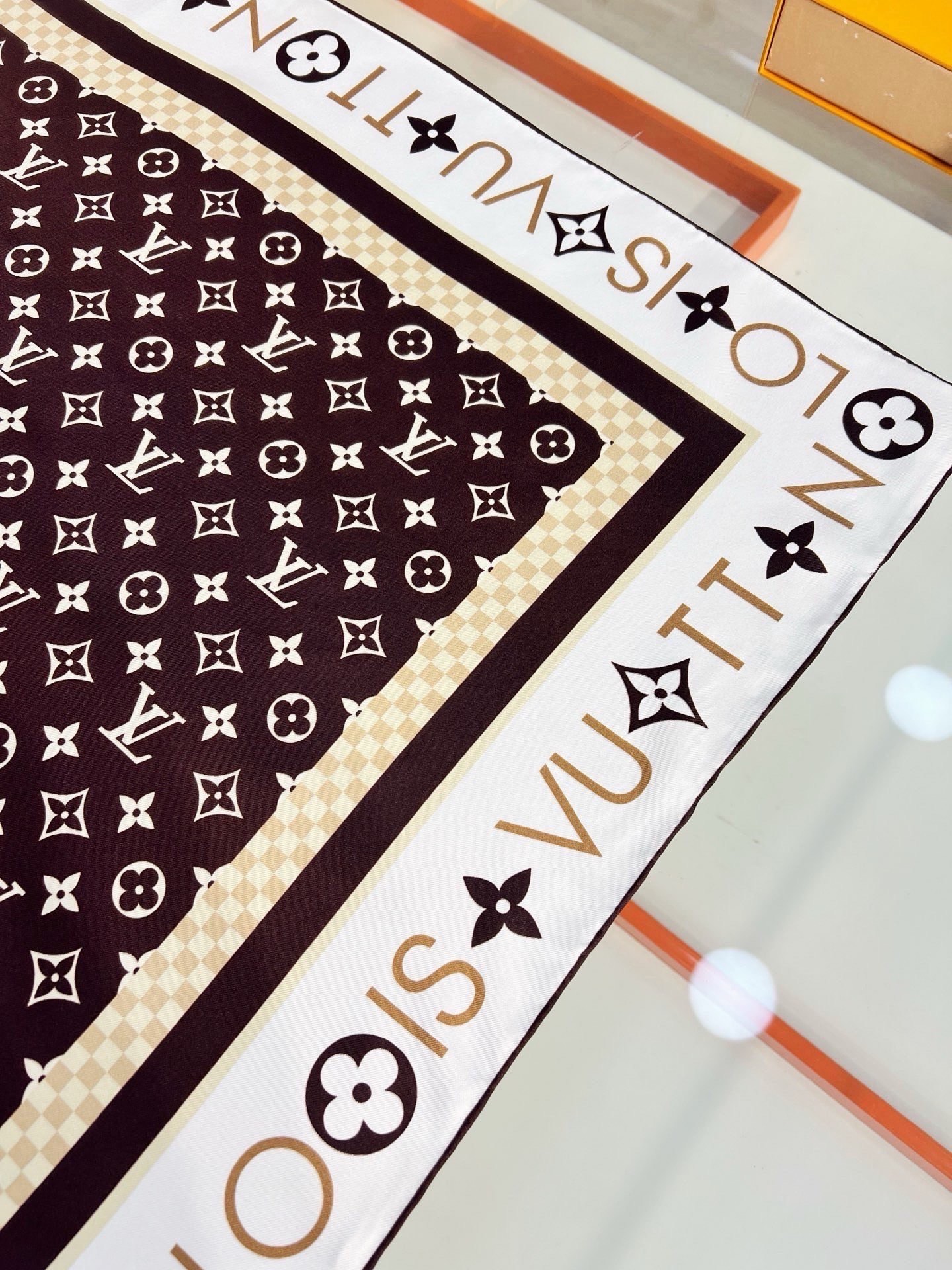 MONOGRAM SILHOUETTE 90双面丝巾 Monogram Silhouette 方巾为华美桑蚕丝融入 Mo