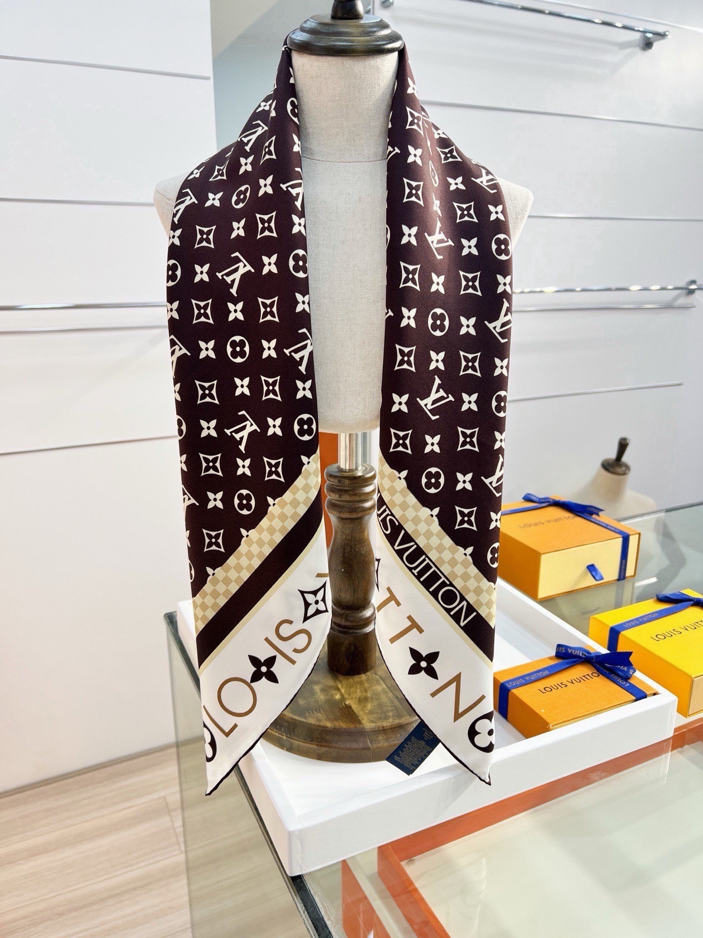 MONOGRAM SILHOUETTE 90双面丝巾 Monogram Silhouette 方巾为华美桑蚕丝融入 Mo