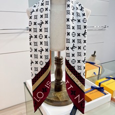 MONOGRAM SILHOUETTE 90双面丝巾 Monogram Silhouette 方巾为华美桑蚕丝融入 Mo MONOGRAM SILHOUETTE 90双面丝巾 Monogram Silhouette 方巾为华美桑蚕丝融入 Mo