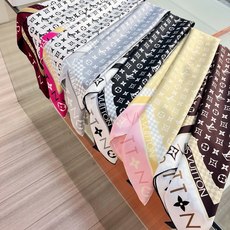 MONOGRAM SILHOUETTE 90双面丝巾 Monogram Silhouette 方巾为华美桑蚕丝融入 Mo MONOGRAM SILHOUETTE 90双面丝巾 Monogram Silhouette 方巾为华美桑蚕丝融入 Mo