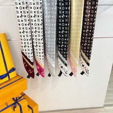 MONOGRAM SILHOUETTE 90双面丝巾 Monogram Silhouette 方巾为华美桑蚕丝融入 Mo MONOGRAM SILHOUETTE 90双面丝巾 Monogram Silhouette 方巾为华美桑蚕丝融入 Mo