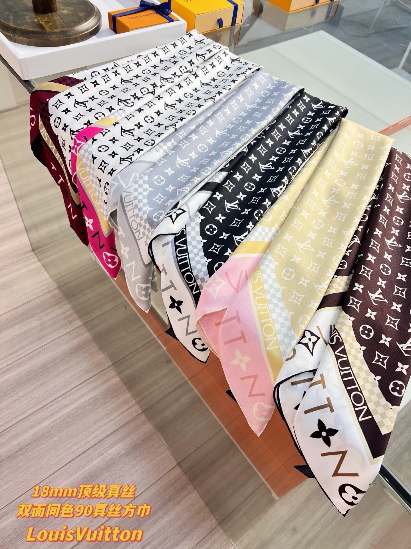MONOGRAM SILHOUETTE 90双面丝巾 Monogram Silhouette 方巾为华美桑蚕丝融入 Mo
