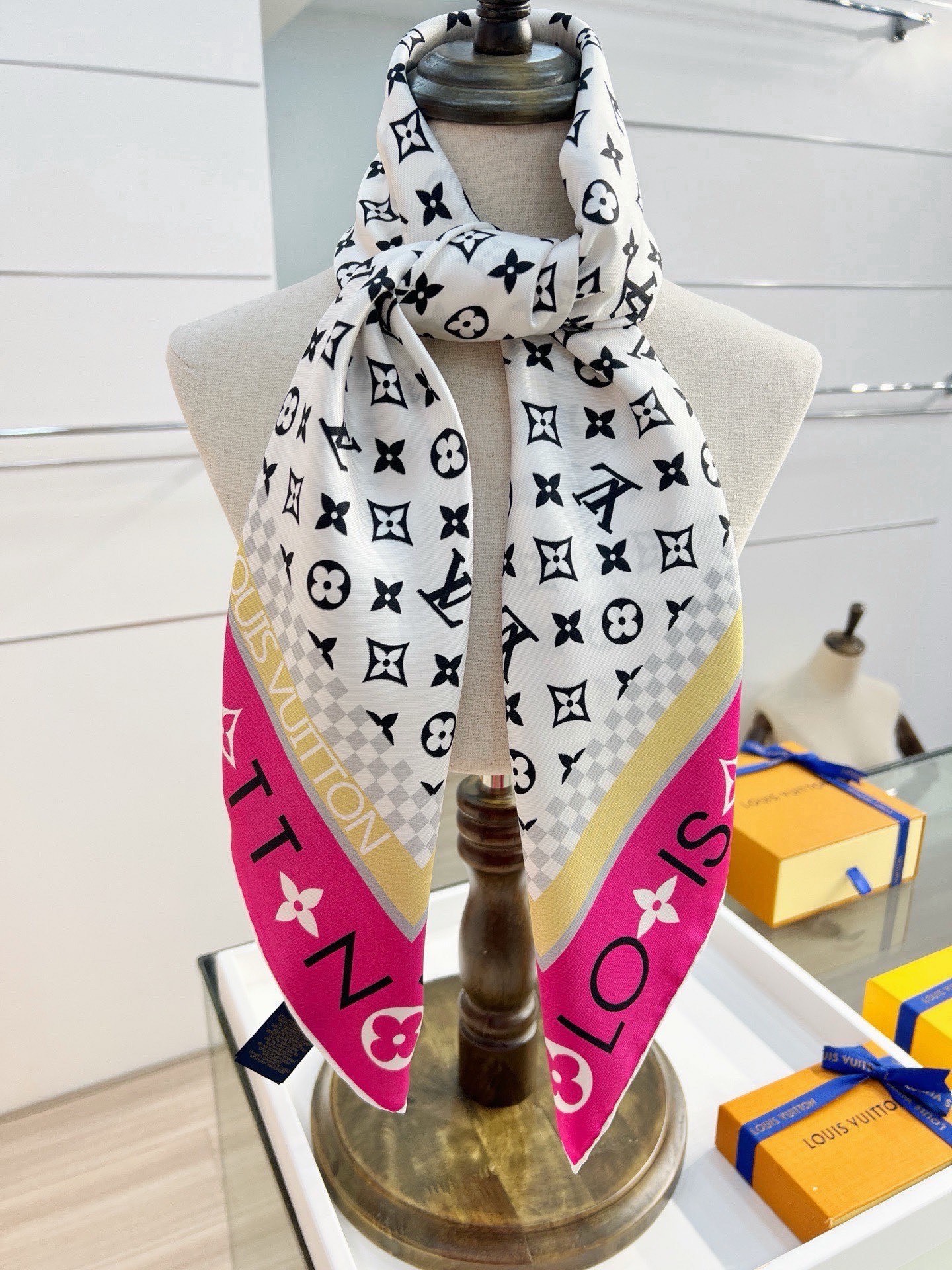 MONOGRAM SILHOUETTE 90双面丝巾 Monogram Silhouette 方巾为华美桑蚕丝融入 Mo