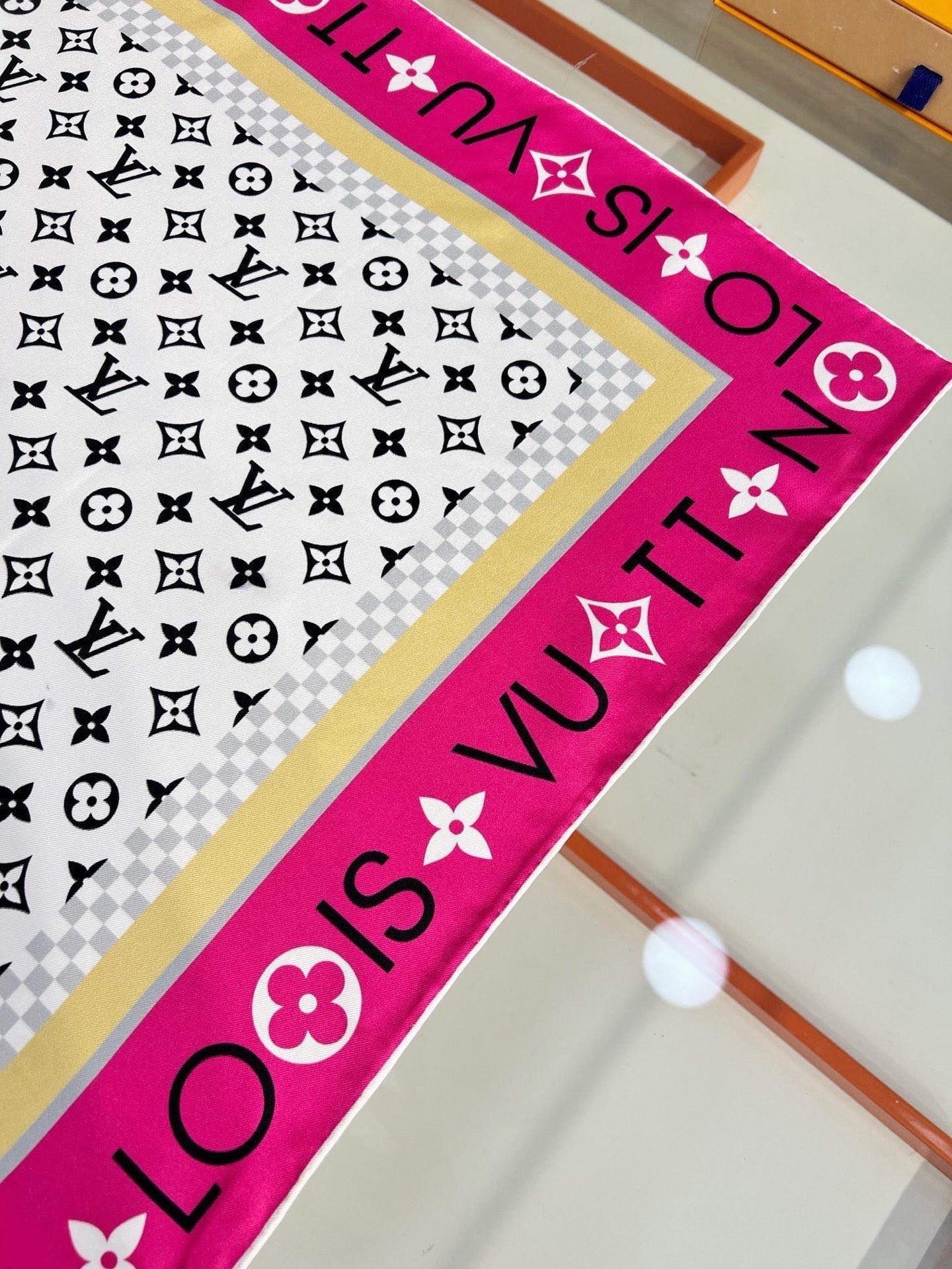 MONOGRAM SILHOUETTE 90双面丝巾 Monogram Silhouette 方巾为华美桑蚕丝融入 Mo