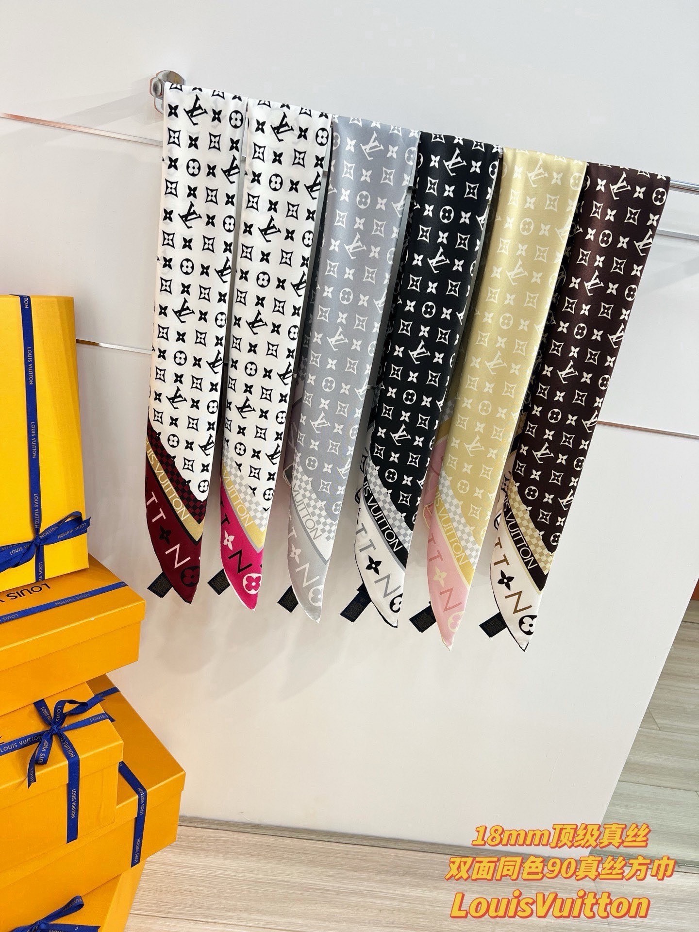 MONOGRAM SILHOUETTE 90双面丝巾 Monogram Silhouette 方巾为华美桑蚕丝融入 Mo