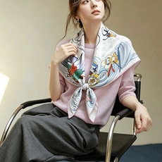 VIVIENNE WINTER HOLIDAY 90双面方巾 Vivienne Winter Holiday 方巾取材丰 VIVIENNE WINTER HOLIDAY 90双面方巾 Vivienne Winter Holiday 方巾取材丰