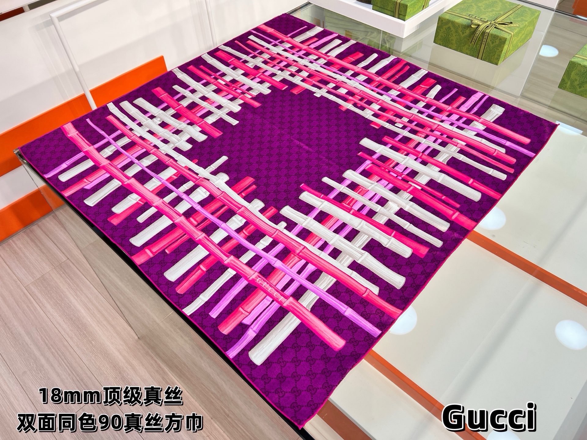 印花桑蚕丝斜纹方巾_Gucci 2026早春系列女士桑蚕丝配饰以新颖印花焕新演绎品牌典藏图案。这款方巾以斜纹桑蚕丝打造，