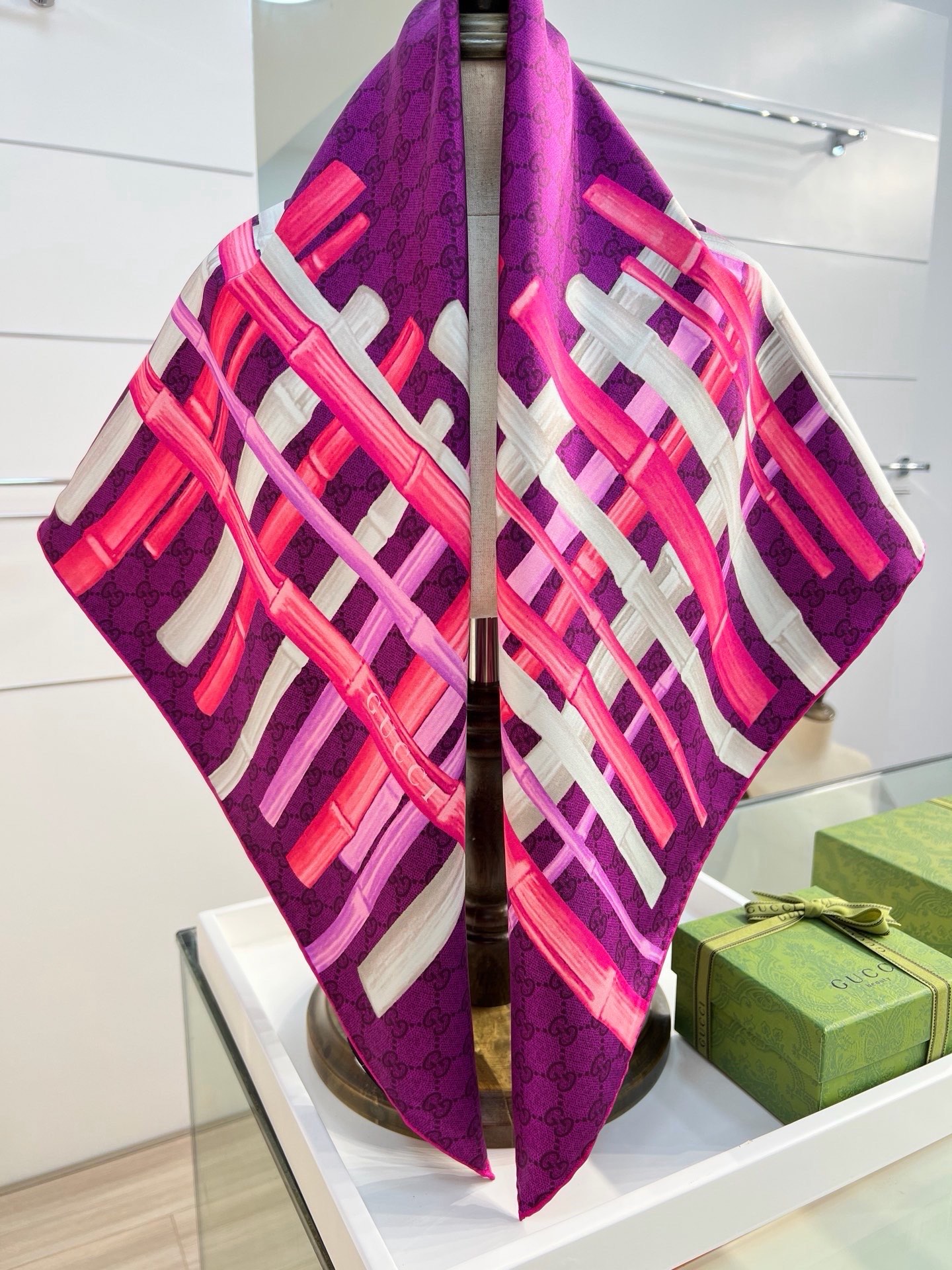 印花桑蚕丝斜纹方巾_Gucci 2026早春系列女士桑蚕丝配饰以新颖印花焕新演绎品牌典藏图案。这款方巾以斜纹桑蚕丝打造，
