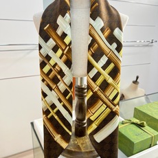 印花桑蚕丝斜纹方巾_Gucci 2026早春系列女士桑蚕丝配饰以新颖印花焕新演绎品牌典藏图案。这款方巾以斜纹桑蚕丝打造, 印花桑蚕丝斜纹方巾_Gucci 2026早春系列女士桑蚕丝配饰以新颖印花焕新演绎品牌典藏图案。这款方巾以斜纹桑蚕丝打造,