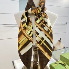 印花桑蚕丝斜纹方巾_Gucci 2026早春系列女士桑蚕丝配饰以新颖印花焕新演绎品牌典藏图案。这款方巾以斜纹桑蚕丝打造, 印花桑蚕丝斜纹方巾_Gucci 2026早春系列女士桑蚕丝配饰以新颖印花焕新演绎品牌典藏图案。这款方巾以斜纹桑蚕丝打造,
