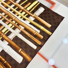 印花桑蚕丝斜纹方巾_Gucci 2026早春系列女士桑蚕丝配饰以新颖印花焕新演绎品牌典藏图案。这款方巾以斜纹桑蚕丝打造, 印花桑蚕丝斜纹方巾_Gucci 2026早春系列女士桑蚕丝配饰以新颖印花焕新演绎品牌典藏图案。这款方巾以斜纹桑蚕丝打造,