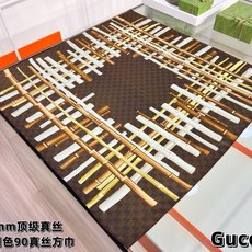 印花桑蚕丝斜纹方巾_Gucci 2026早春系列女士桑蚕丝配饰以新颖印花焕新演绎品牌典藏图案。这款方巾以斜纹桑蚕丝打造, 印花桑蚕丝斜纹方巾_Gucci 2026早春系列女士桑蚕丝配饰以新颖印花焕新演绎品牌典藏图案。这款方巾以斜纹桑蚕丝打造,