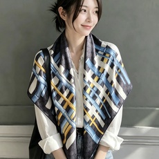印花桑蚕丝斜纹方巾_Gucci 2026早春系列女士桑蚕丝配饰以新颖印花焕新演绎品牌典藏图案。这款方巾以斜纹桑蚕丝打造, 印花桑蚕丝斜纹方巾_Gucci 2026早春系列女士桑蚕丝配饰以新颖印花焕新演绎品牌典藏图案。这款方巾以斜纹桑蚕丝打造,