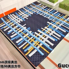 印花桑蚕丝斜纹方巾_Gucci 2026早春系列女士桑蚕丝配饰以新颖印花焕新演绎品牌典藏图案。这款方巾以斜纹桑蚕丝打造, 印花桑蚕丝斜纹方巾_Gucci 2026早春系列女士桑蚕丝配饰以新颖印花焕新演绎品牌典藏图案。这款方巾以斜纹桑蚕丝打造,