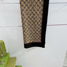 🆕 Gucci ~140双面同色披肩 手工卷边山羊绒和真丝混纺披肩(70%山羊毛、30%桑蚕丝)。 这款迷人的140 🆕 Gucci ~140双面同色披肩 手工卷边山羊绒和真丝混纺披肩(70%山羊毛、30%桑蚕丝)。 这款迷人的140