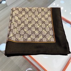🆕 Gucci ~140双面同色披肩 手工卷边山羊绒和真丝混纺披肩(70%山羊毛、30%桑蚕丝)。 这款迷人的140 🆕 Gucci ~140双面同色披肩 手工卷边山羊绒和真丝混纺披肩(70%山羊毛、30%桑蚕丝)。 这款迷人的140