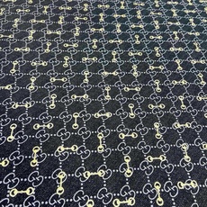 🆕 Gucci ~140双面同色披肩 手工卷边山羊绒和真丝混纺披肩(70%山羊毛、30%桑蚕丝)。 这款迷人的140 🆕 Gucci ~140双面同色披肩 手工卷边山羊绒和真丝混纺披肩(70%山羊毛、30%桑蚕丝)。 这款迷人的140