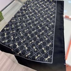 🆕 Gucci ~140双面同色披肩 手工卷边山羊绒和真丝混纺披肩(70%山羊毛、30%桑蚕丝)。 这款迷人的140 🆕 Gucci ~140双面同色披肩 手工卷边山羊绒和真丝混纺披肩(70%山羊毛、30%桑蚕丝)。 这款迷人的140
