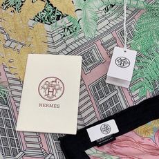 🆕 重磅推荐的140顶级丝绒双面异色披肩《回归自然》 披肩尺寸:140*140方巾 70%羊绒30%真丝 这张复杂 🆕 重磅推荐的140顶级丝绒双面异色披肩《回归自然》 披肩尺寸:140*140方巾 70%羊绒30%真丝 这张复杂