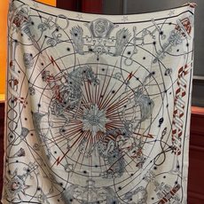 🆕 “星辰合唱曲”140丝绒双面同色披肩 手工卷边丝绒方巾(30%桑蚕丝70%羊绒) 这款经典单品展现强大而迷人的女 🆕 “星辰合唱曲”140丝绒双面同色披肩 手工卷边丝绒方巾(30%桑蚕丝70%羊绒) 这款经典单品展现强大而迷人的女