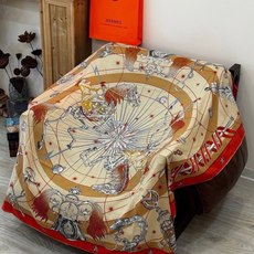 🆕 “星辰合唱曲”140丝绒双面同色披肩 手工卷边丝绒方巾(30%桑蚕丝70%羊绒) 这款经典单品展现强大而迷人的女 🆕 “星辰合唱曲”140丝绒双面同色披肩 手工卷边丝绒方巾(30%桑蚕丝70%羊绒) 这款经典单品展现强大而迷人的女