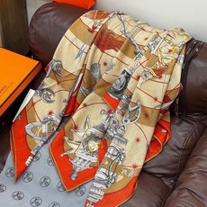 🆕 “星辰合唱曲”140丝绒双面同色披肩 手工卷边丝绒方巾(30%桑蚕丝70%羊绒) 这款经典单品展现强大而迷人的女 🆕 “星辰合唱曲”140丝绒双面同色披肩 手工卷边丝绒方巾(30%桑蚕丝70%羊绒) 这款经典单品展现强大而迷人的女