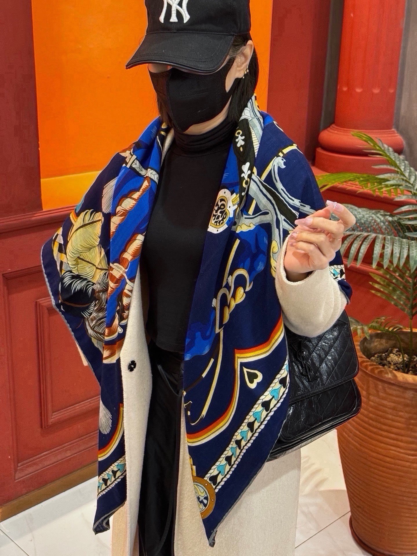 🆕  【双面同色】原单爱马仕140cm丝绒方巾💕 甜蜜的鞍具，装饰家芳登和佩西耶设计的一款餐盘增添骑士般的浪漫气息，该餐