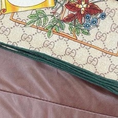 🆕 Gucci新款方巾 Gucci动物和花卉印花 品牌典藏图案在与全新醒目印花的衬托下熠熠生辉。这款方巾匠心缀饰动物和 🆕 Gucci新款方巾 Gucci动物和花卉印花 品牌典藏图案在与全新醒目印花的衬托下熠熠生辉。这款方巾匠心缀饰动物和