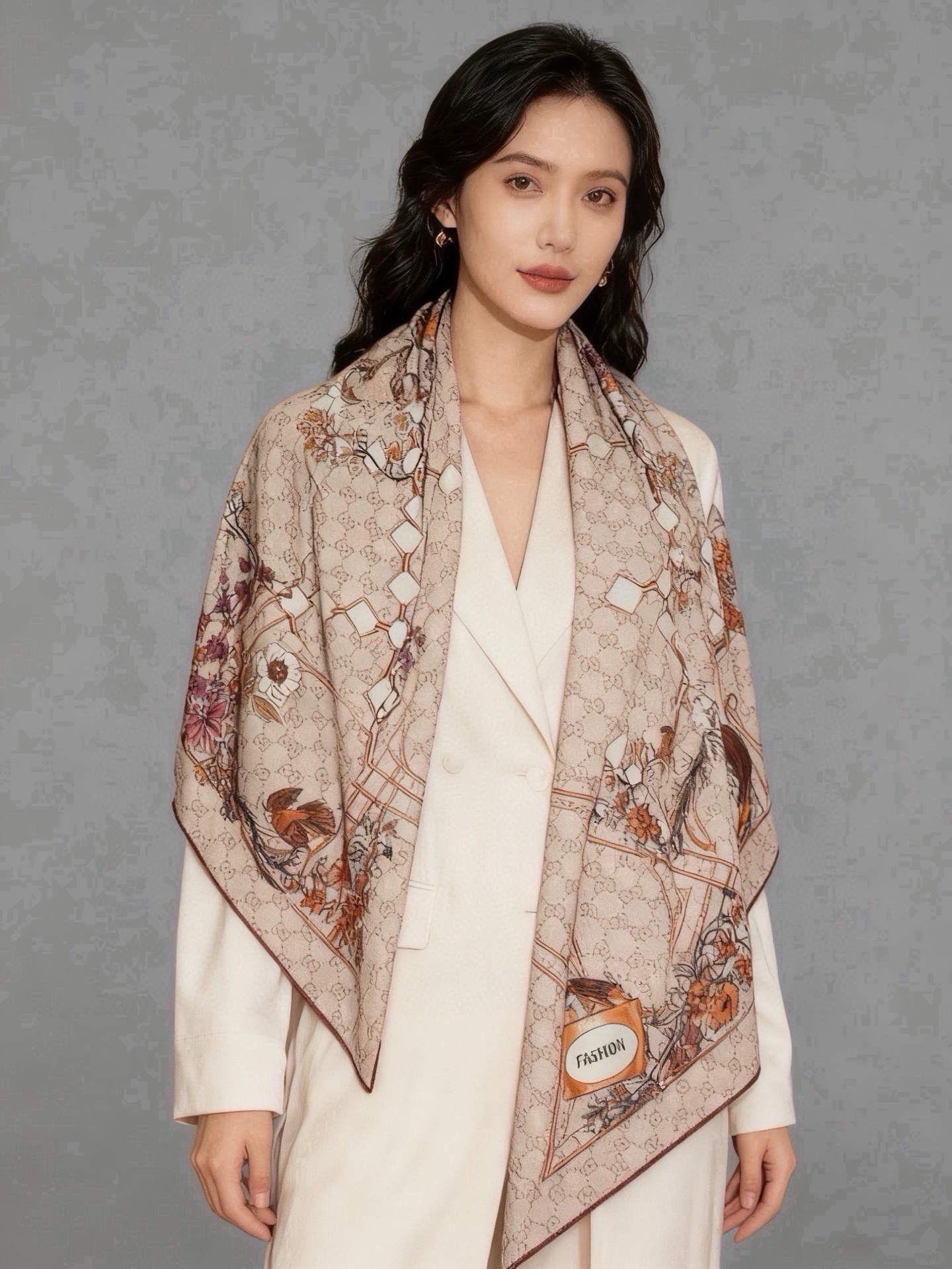 🆕  Gucci新款方巾 Gucci动物和花卉印花 品牌典藏图案在与全新醒目印花的衬托下熠熠生辉。这款方巾匠心缀饰动物和