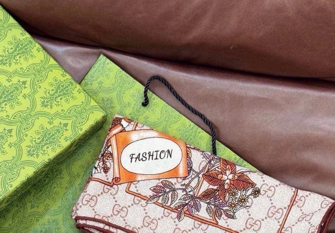 🆕  Gucci新款方巾 Gucci动物和花卉印花 品牌典藏图案在与全新醒目印花的衬托下熠熠生辉。这款方巾匠心缀饰动物和