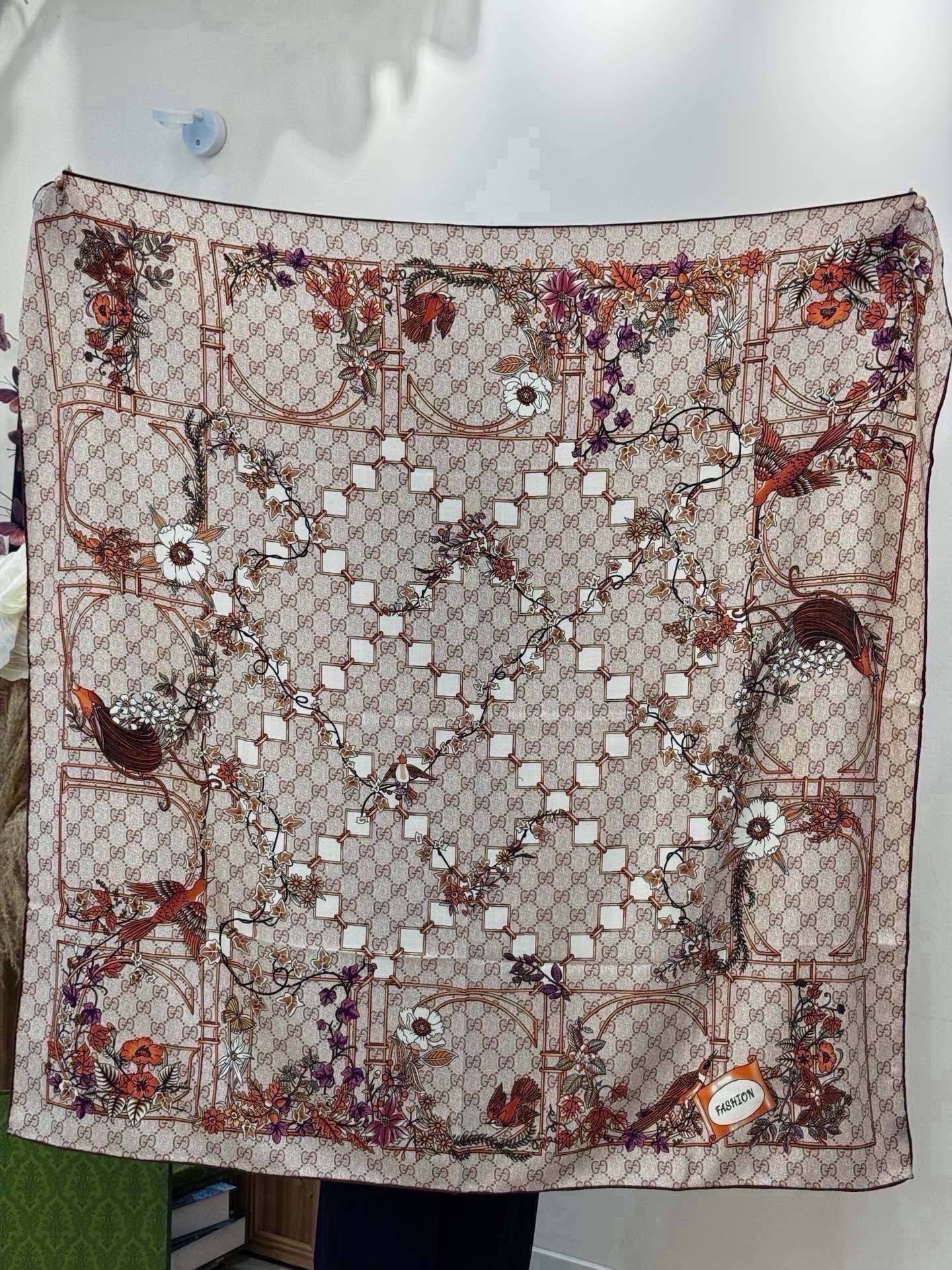🆕  Gucci新款方巾 Gucci动物和花卉印花 品牌典藏图案在与全新醒目印花的衬托下熠熠生辉。这款方巾匠心缀饰动物和