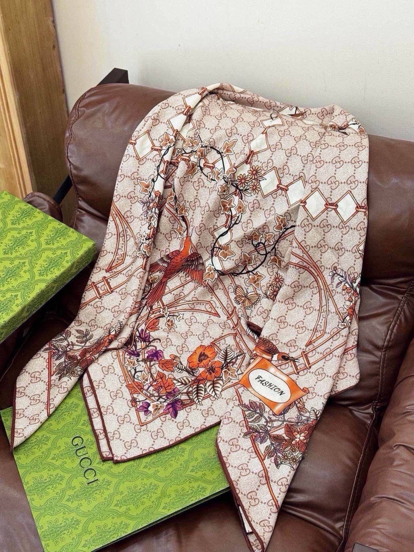 🆕  Gucci新款方巾 Gucci动物和花卉印花 品牌典藏图案在与全新醒目印花的衬托下熠熠生辉。这款方巾匠心缀饰动物和