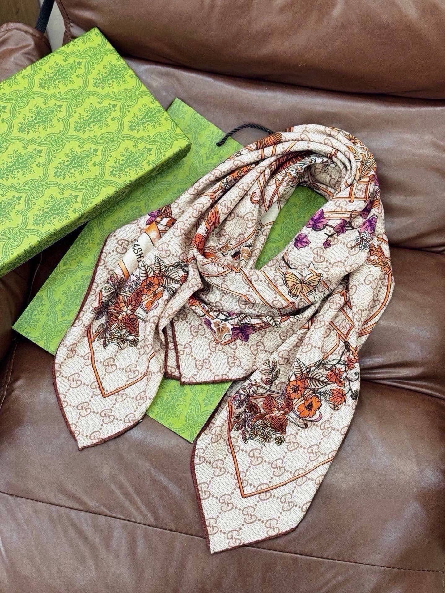 🆕  Gucci新款方巾 Gucci动物和花卉印花 品牌典藏图案在与全新醒目印花的衬托下熠熠生辉。这款方巾匠心缀饰动物和