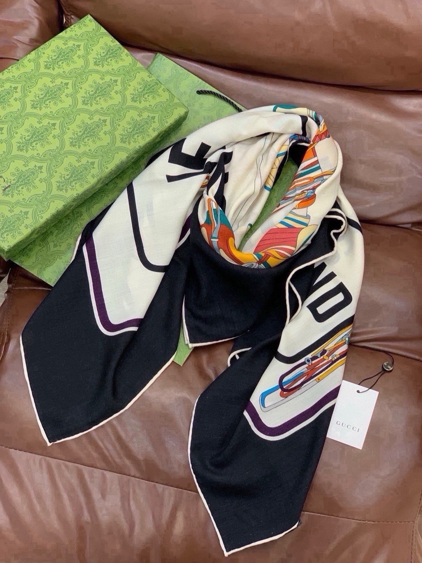 🆕  💟Gucci~140双面丝绒披肩 马鞍细节和骑马图案以精致色调匠心呈献，意在向品牌与马术世界的深厚渊源致敬。这款方