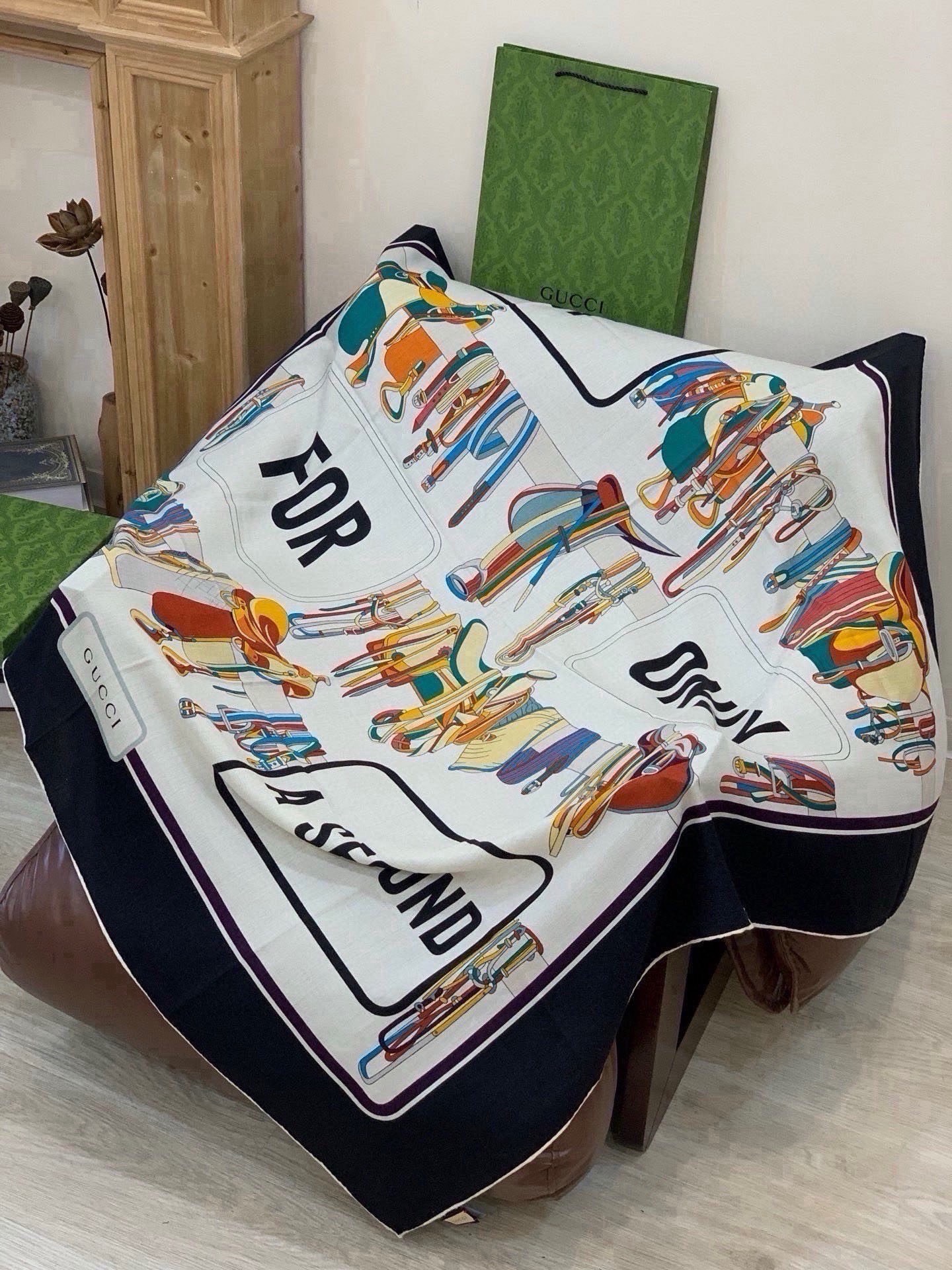 🆕  💟Gucci~140双面丝绒披肩 马鞍细节和骑马图案以精致色调匠心呈献，意在向品牌与马术世界的深厚渊源致敬。这款方