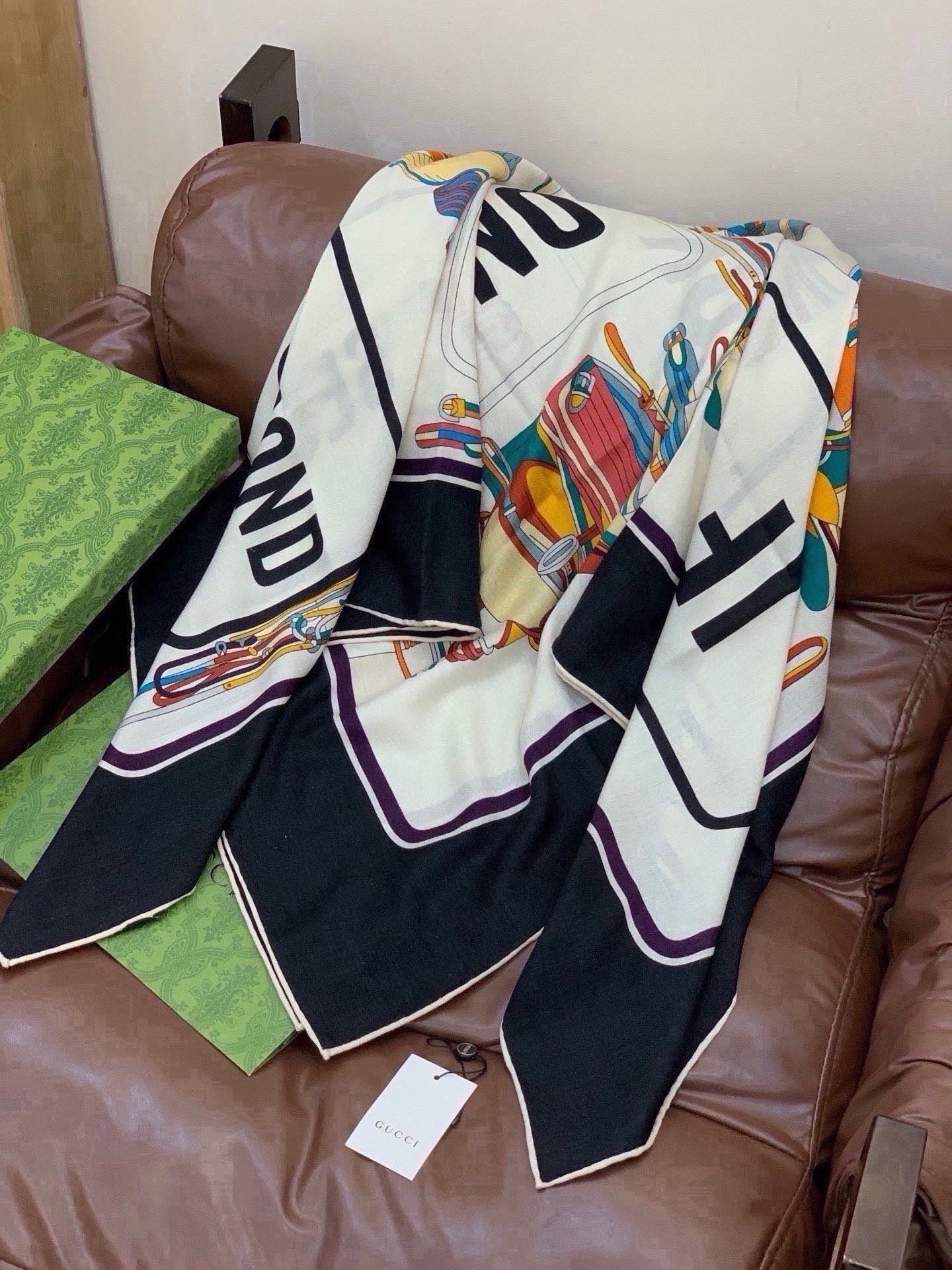 🆕  💟Gucci~140双面丝绒披肩 马鞍细节和骑马图案以精致色调匠心呈献，意在向品牌与马术世界的深厚渊源致敬。这款方