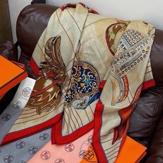 🆕 “鞍上世界”140丝绒方巾双面同色 手工卷边丝绒方巾(30%真丝70%羊绒) 这款披肩的经典单品展现强大而迷人的女 🆕 “鞍上世界”140丝绒方巾双面同色 手工卷边丝绒方巾(30%真丝70%羊绒) 这款披肩的经典单品展现强大而迷人的女