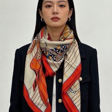 🆕 “鞍上世界”140丝绒方巾双面同色 手工卷边丝绒方巾(30%真丝70%羊绒) 这款披肩的经典单品展现强大而迷人的女 🆕 “鞍上世界”140丝绒方巾双面同色 手工卷边丝绒方巾(30%真丝70%羊绒) 这款披肩的经典单品展现强大而迷人的女