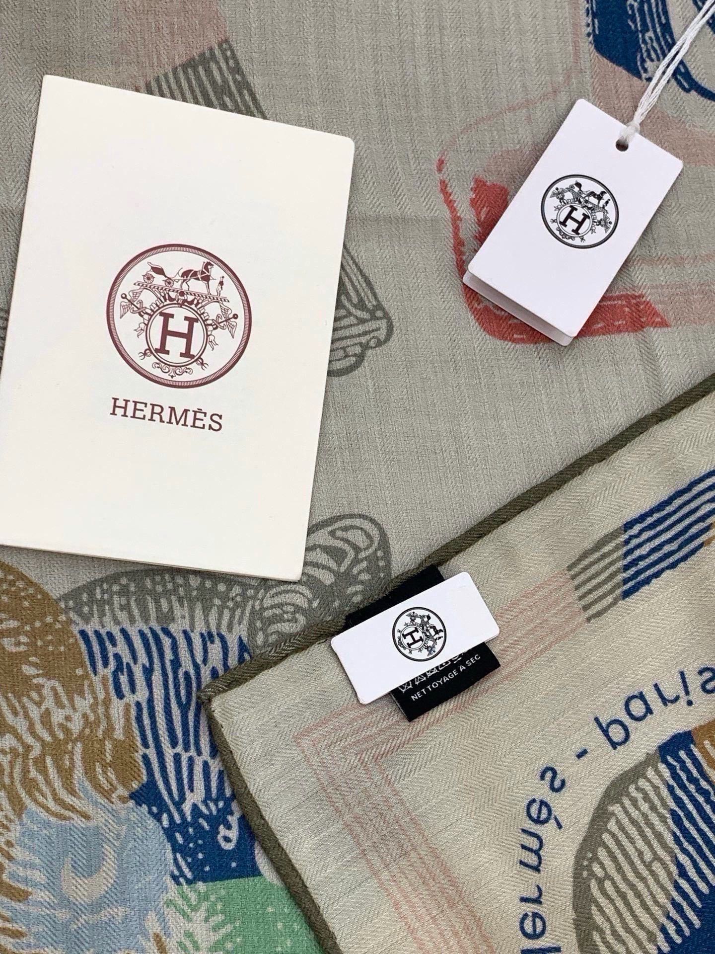 🆕  爱马仕(Hermes)【💗】 | “马具故事的诗意回顾”140披肩  【上新❤️】 永远秉承高品质 手工卷边羊绒和