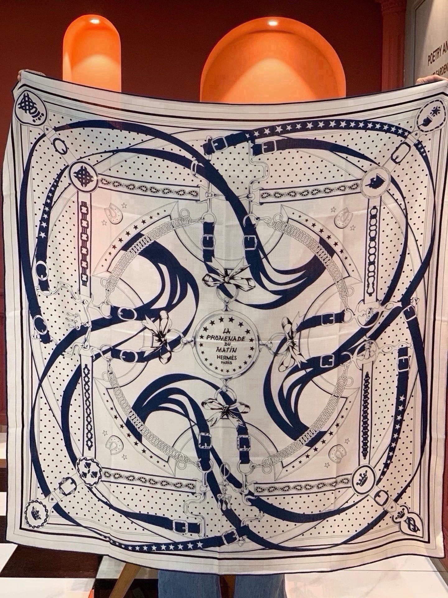 🆕  “清晨漫步Bandana”140厘米双面同色丝绒披肩 手工卷边山羊绒和真丝混纺披肩（70%山羊绒，30%桑蚕丝）。