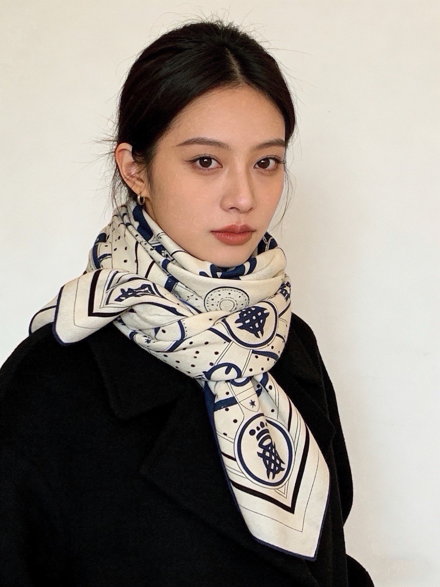 🆕  “清晨漫步Bandana”140厘米双面同色丝绒披肩 手工卷边山羊绒和真丝混纺披肩（70%山羊绒，30%桑蚕丝）。