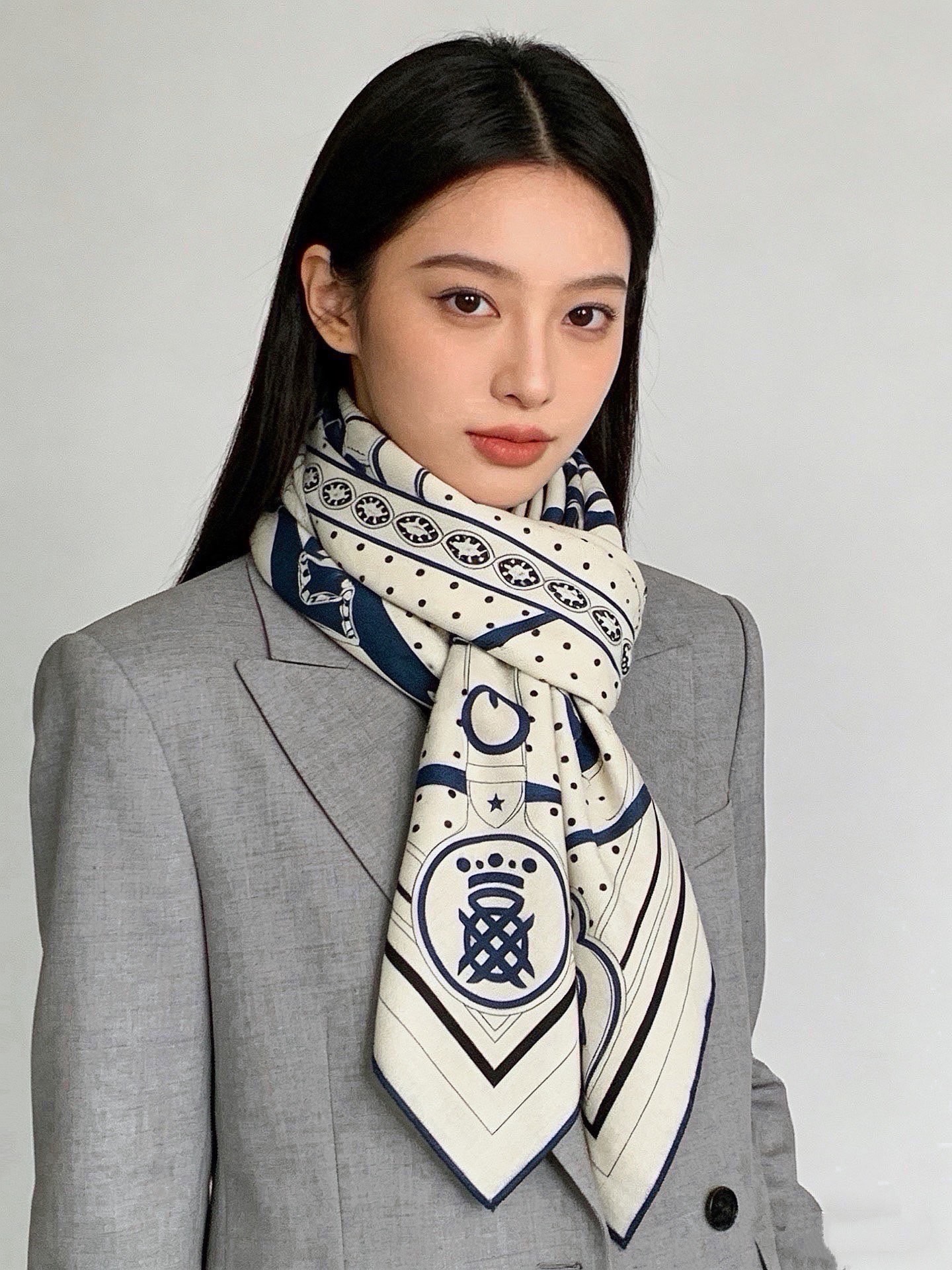 🆕  “清晨漫步Bandana”140厘米双面同色丝绒披肩 手工卷边山羊绒和真丝混纺披肩（70%山羊绒，30%桑蚕丝）。
