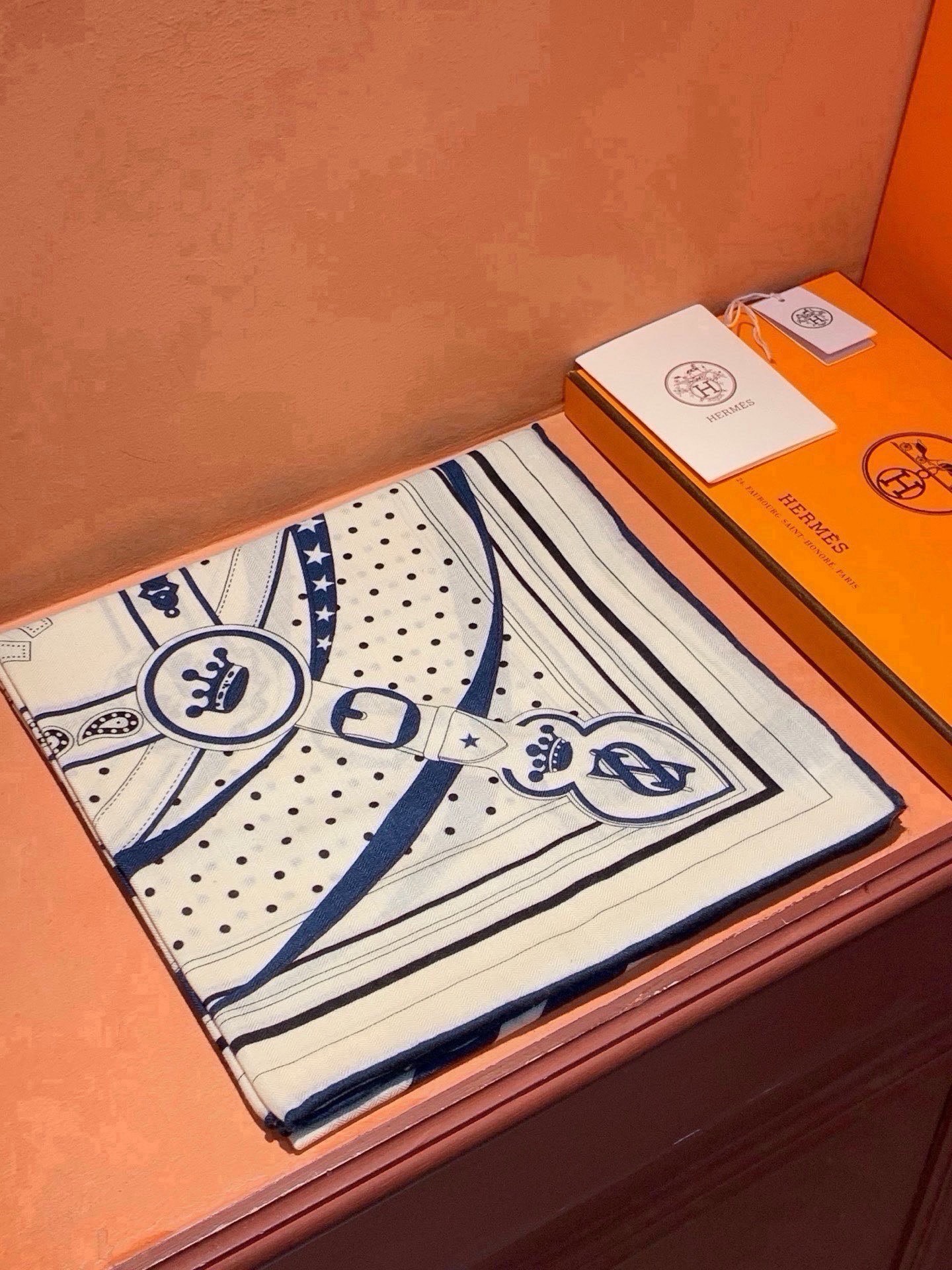 🆕  “清晨漫步Bandana”140厘米双面同色丝绒披肩 手工卷边山羊绒和真丝混纺披肩（70%山羊绒，30%桑蚕丝）。