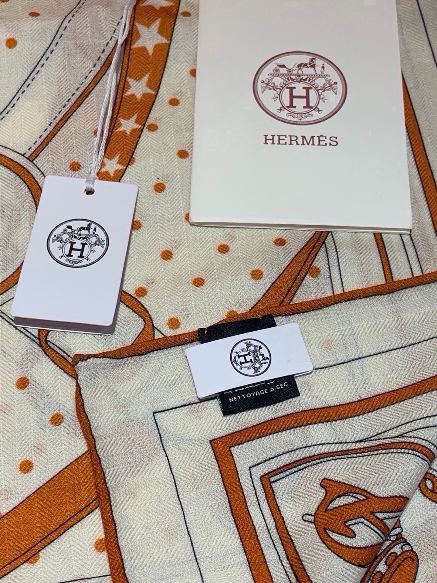 🆕  “清晨漫步Bandana”140厘米双面同色丝绒披肩 手工卷边山羊绒和真丝混纺披肩（70%山羊绒，30%桑蚕丝）。