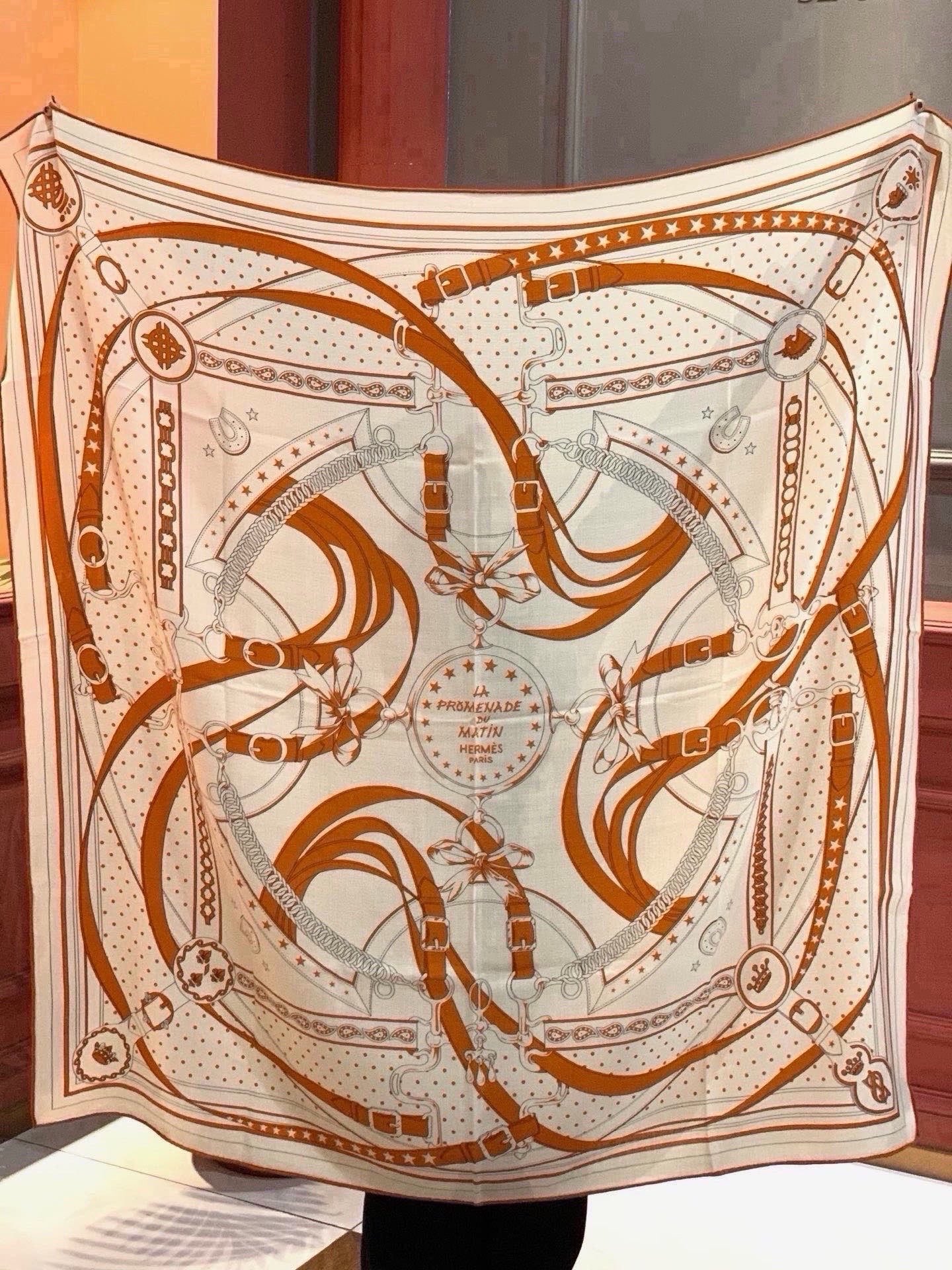 🆕  “清晨漫步Bandana”140厘米双面同色丝绒披肩 手工卷边山羊绒和真丝混纺披肩（70%山羊绒，30%桑蚕丝）。