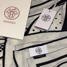 🆕 “清晨漫步Bandana”140厘米双面同色丝绒披肩 手工卷边山羊绒和真丝混纺披肩(70%山羊绒,30%桑蚕丝)。 🆕 “清晨漫步Bandana”140厘米双面同色丝绒披肩 手工卷边山羊绒和真丝混纺披肩(70%山羊绒,30%桑蚕丝)。